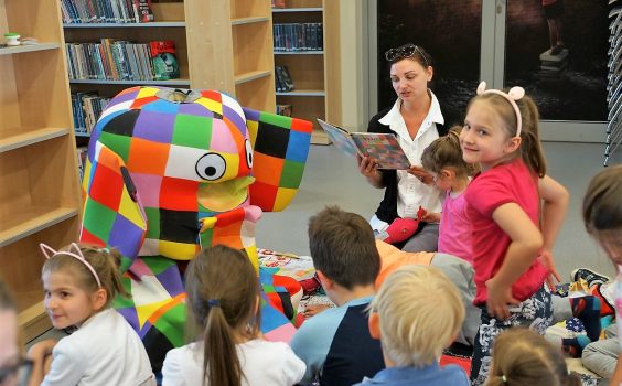 Inauguracja XV Ogólnopolskiego Tygodnia Bibliotek. Zajęcia literacko – plastyczne „Poznaj Elmera z biblioteką” – 8.05.2018 r. / fot. Gazeta Babicka