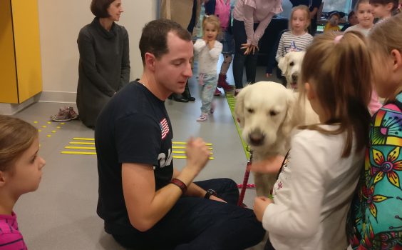 Spotkanie z dogoterapeutą Konradem Czechowskim (spotkanie w ramach zajęć literacko – plastycznych pt. Bibliobajka wierszem stoi) – 8.10.2019 r.